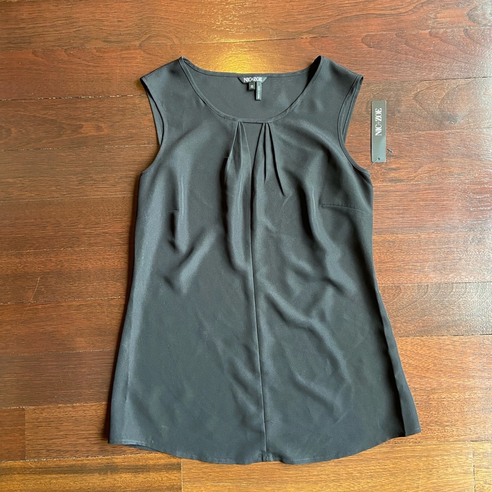 NWT Nic+Zoe Black Tank Blouse. Peep hole center chest. Full fit. Women’s XS